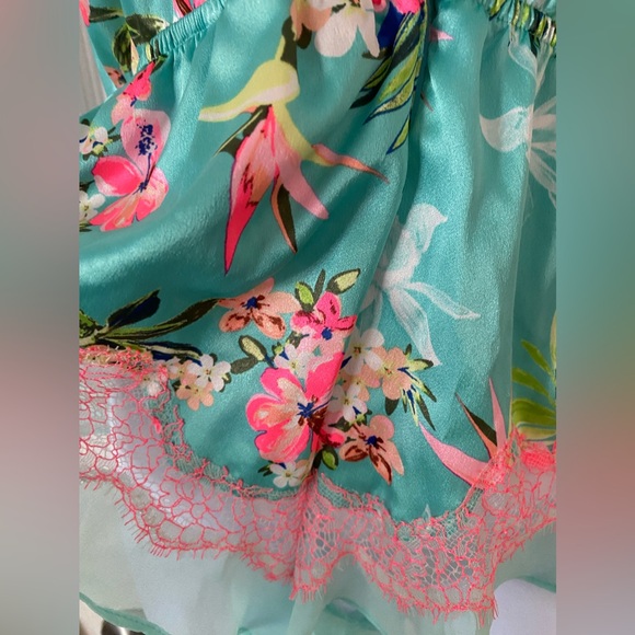 Victoria Secret Intimate sleep wear👗💚the first and last picture it's the front😉 - Picture 8 of 13